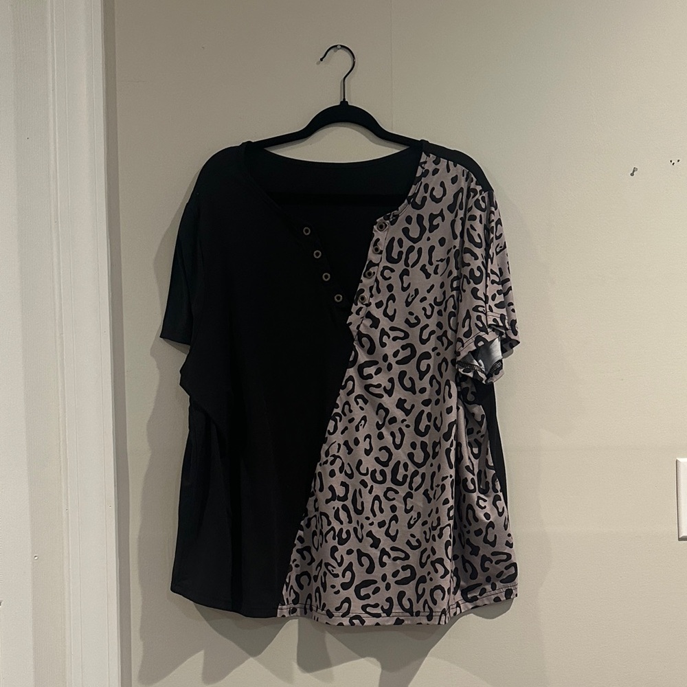 Elegant Black and Gray Leopard Print Women's Top
